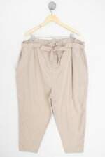 calça de sarja feminina bege com faixa na cintura