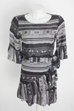 vestido feminino estampado com faixa na cintura e sobreposição