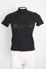 blusa feminina preta com corte à laser e transparência