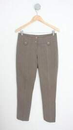calça de tecido feminino marrom com aplique