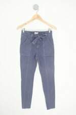 calça de sarja feminina roxa com faixa na cintura