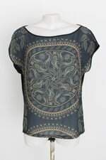 blusa feminina estampada com aplique e barra mullet