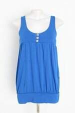 regata feminina azul com aplique