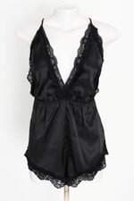 Macaquinho feminino preto com renda