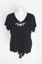 blusa comprometida feminina preta com bordado