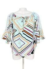 blusa feminina estampada com recortes e renda