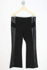 calça de tecido Renner feminina preta com recortes